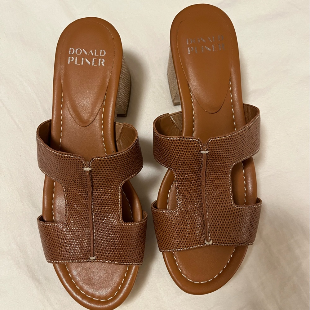 Donald J. Pliner size 8 brown soft leather sandals 2.5” heel 1” platform